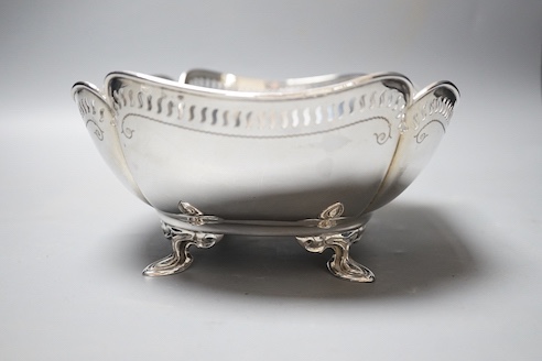 A George V silver fruit bowl, with pierced border, Atkin Brothers, Sheffield, 1922, 23.8cm, 15oz.